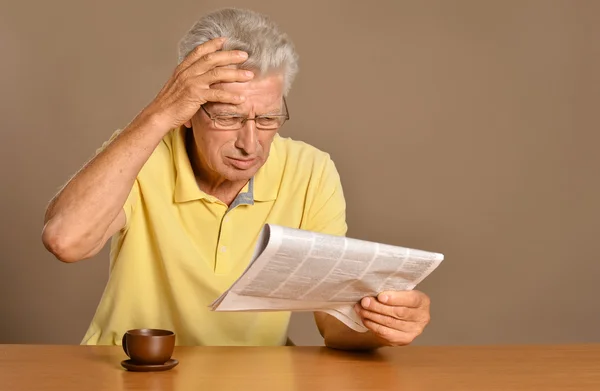 बुजुर्ग आदमी कागज पढ़ रहा है — स्टॉक फ़ोटो, इमेज