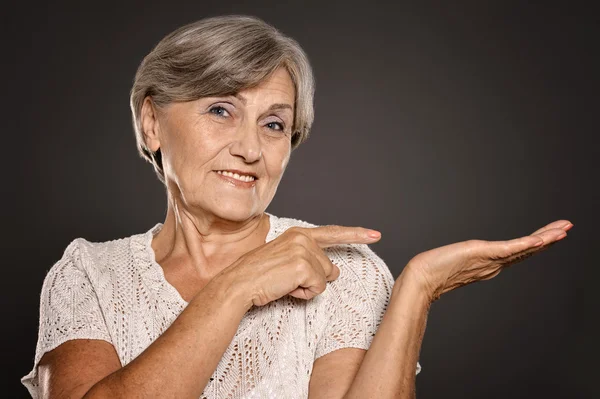 Ältere Frau zeigt an — Stockfoto