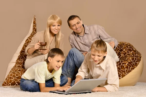 Οικογένεια με laptop — Φωτογραφία Αρχείου