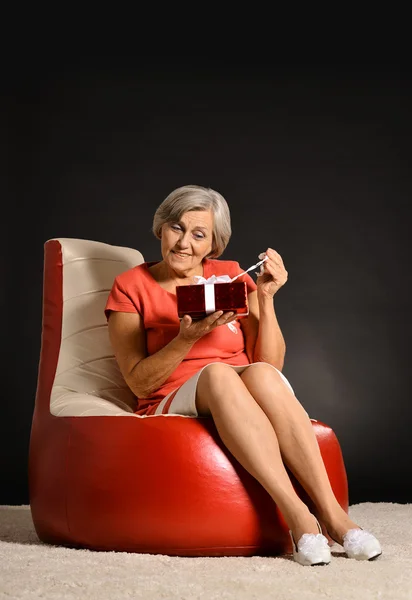 Oudere dame met de doos van de gift — Stockfoto