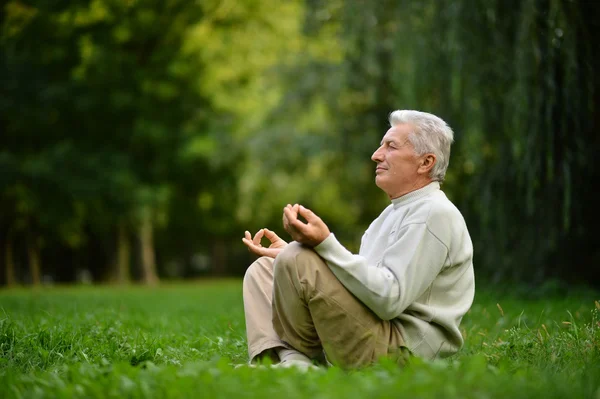 Hombre mayor haciendo yoga — Foto de Stock