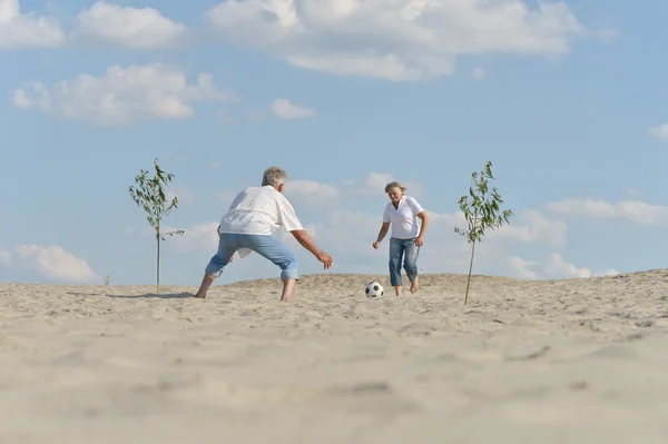 Senior koppel voetballen — Stockfoto