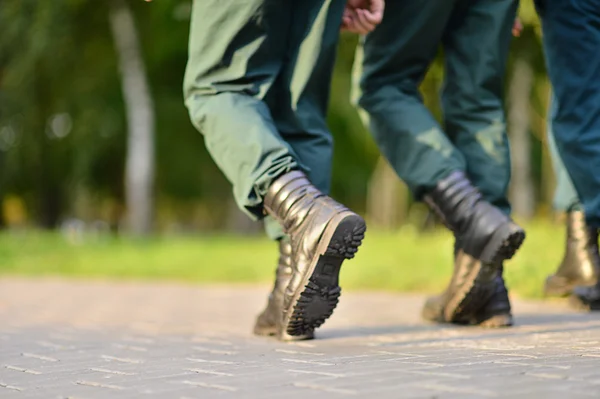 Soldados marchando al aire libre — Foto de Stock