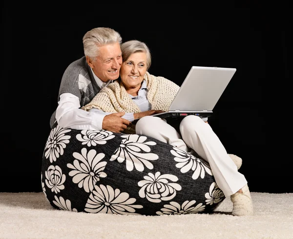 Äldre par med nitebook — Stockfoto