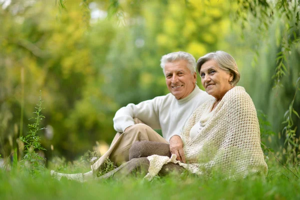 Seniorenpaar über die Natur — Stockfoto