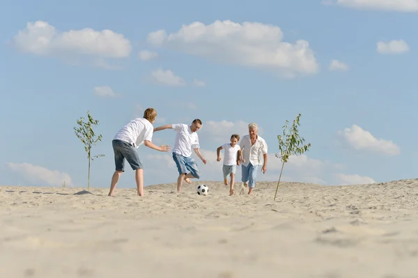 Familj spelar fotboll — Stockfoto