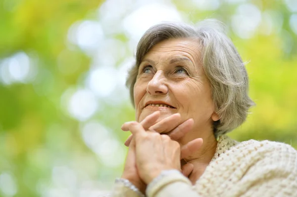 Porträtt av en glad äldre kvinna utomhus — Stockfoto