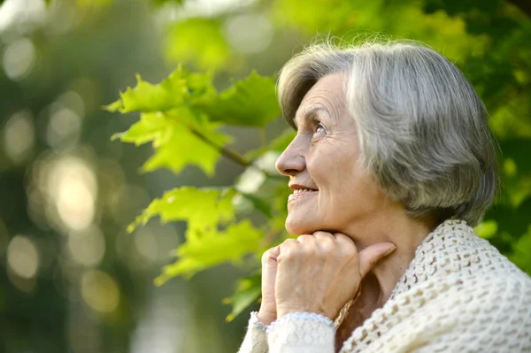 Retrato de una anciana feliz al aire libre — Foto de Stock