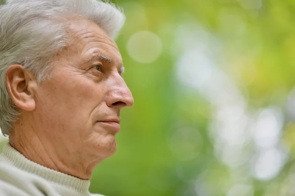 Bărbat în vârstă în parc — Fotografie, imagine de stoc