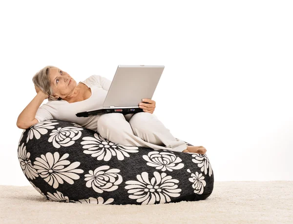 Zamyšleně starší žena s laptopem — Stock fotografie