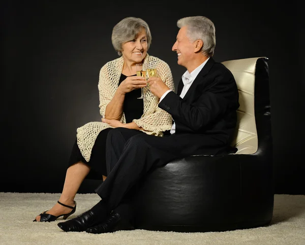 Äldre par firar med champagne — Stockfoto