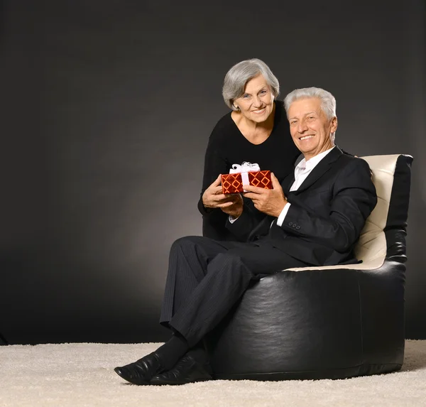 Bejaarde echtpaar vieren vakantie — Stockfoto