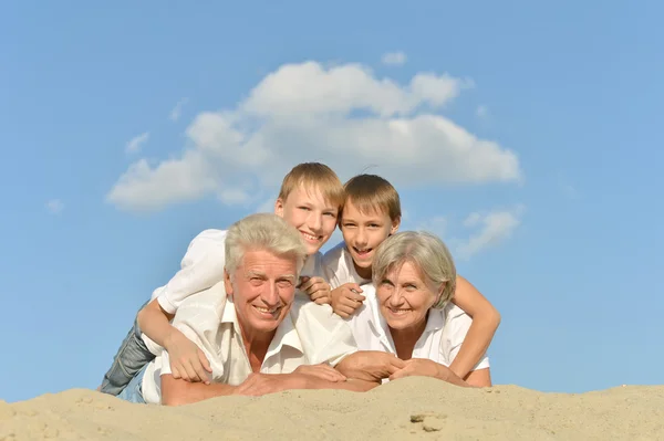 在沙滩上的四人家庭 — 图库照片