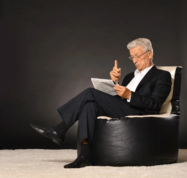 Senior businessman reading newspaper — Stock Photo, Image