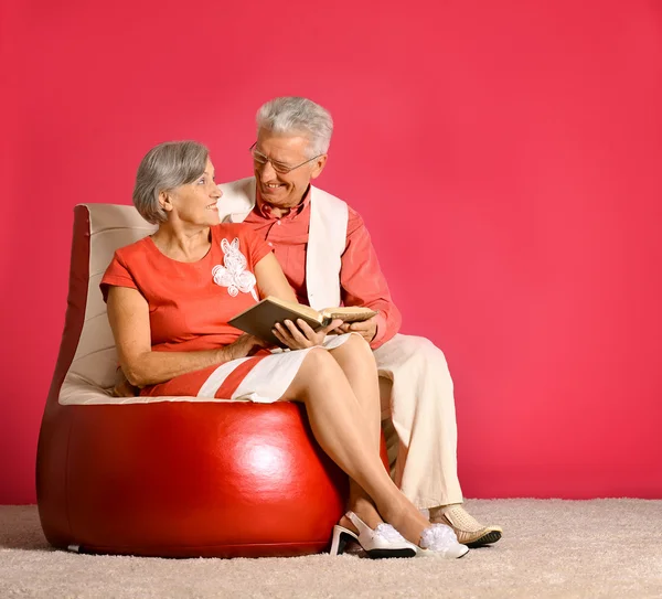 Elderly couple reading book — Stock Photo, Image