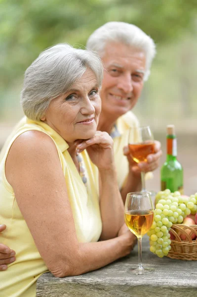 Pasangan lansia menikmati anggur — Stok Foto