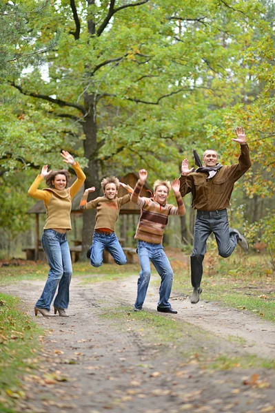 Famiglia di quattro persone nel parco — Foto Stock