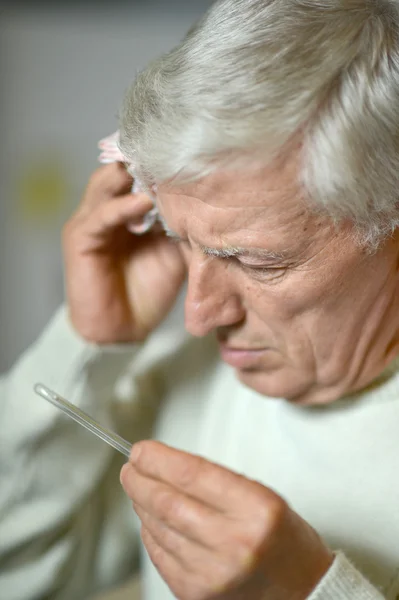 Reifer Mann mit Thermometer — Stockfoto