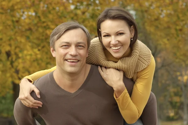 Mooie gelukkige paar in de herfst — Stockfoto