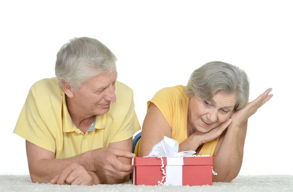 Feliz casal mais velho com presente — Fotografia de Stock
