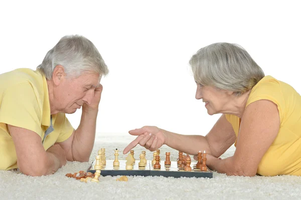 Seniorenpaar spielt Schach — Stockfoto