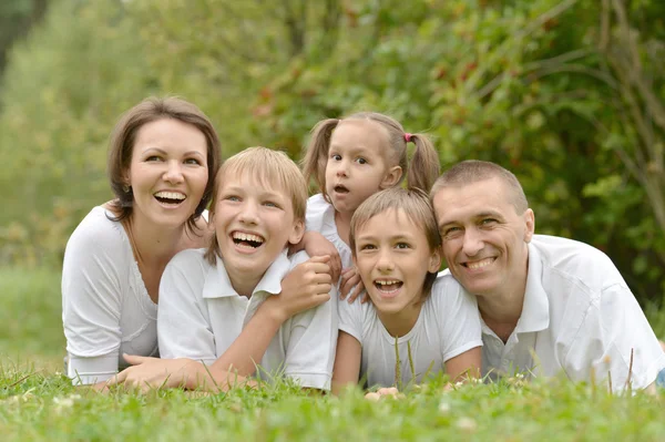 Familie im Park — Stockfoto