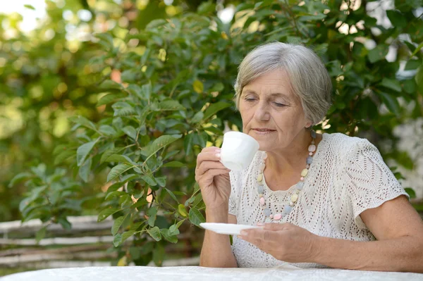 Woman drinking tea — Stock Photo, Image