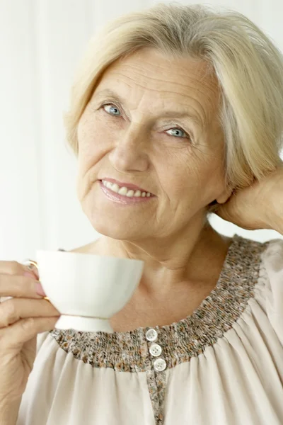 Donna anziana con coppa — Foto Stock