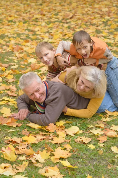 Leuke familie liggen — Stockfoto