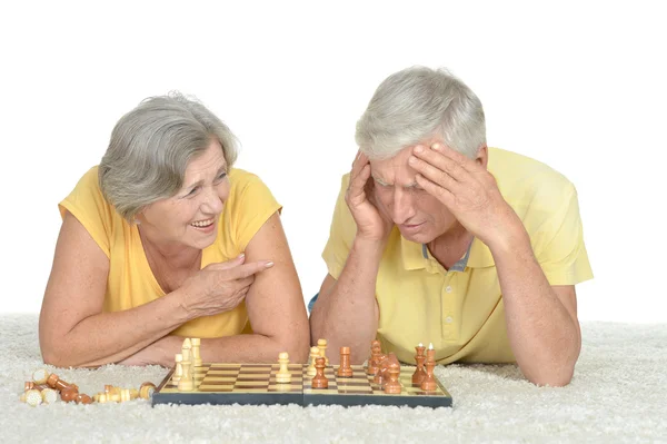 Seniorenpaar spielt Schach — Stockfoto