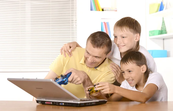 Familj med laptop — Stockfoto