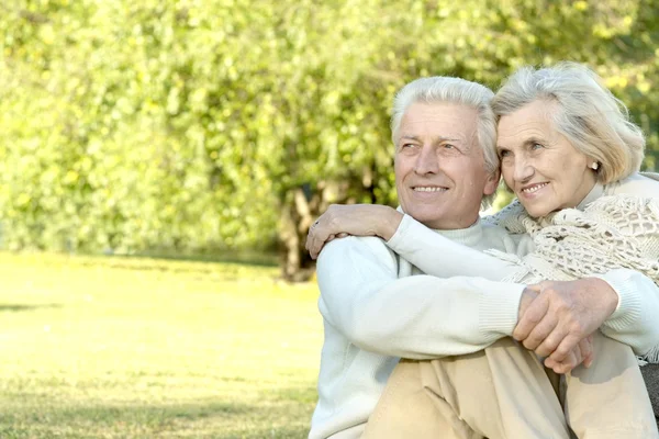Cuplu în vârstă în natură — Fotografie, imagine de stoc