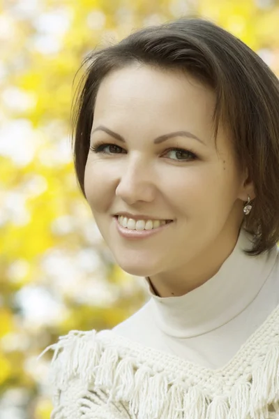 Retrato de una hermosa joven —  Fotos de Stock