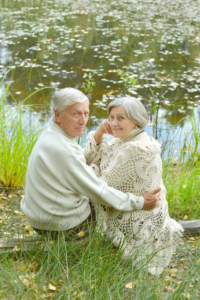 Пожилая пара в природе — стоковое фото