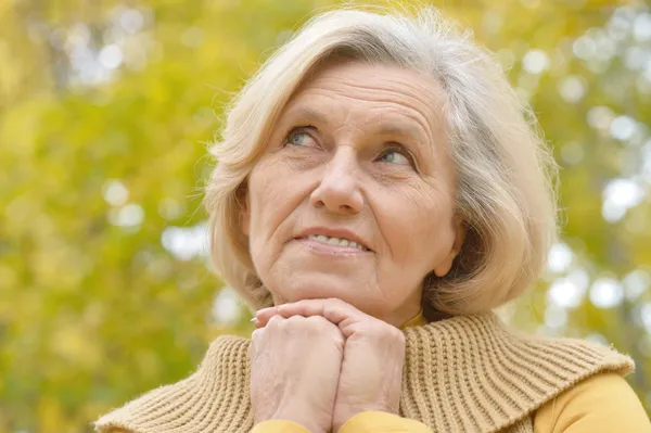 Idős nő őszi parkban — Stock Fotó