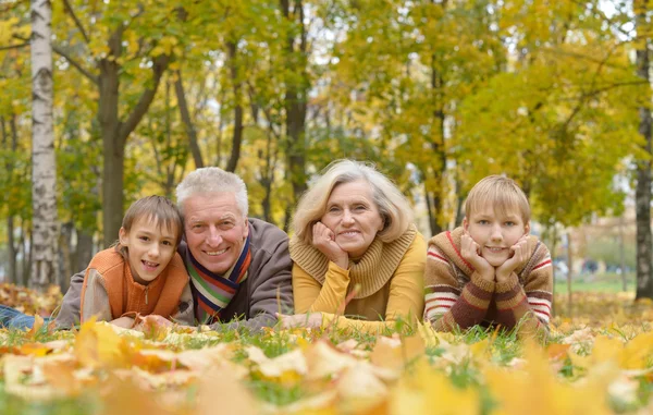 Söta familjen liggande — Stockfoto