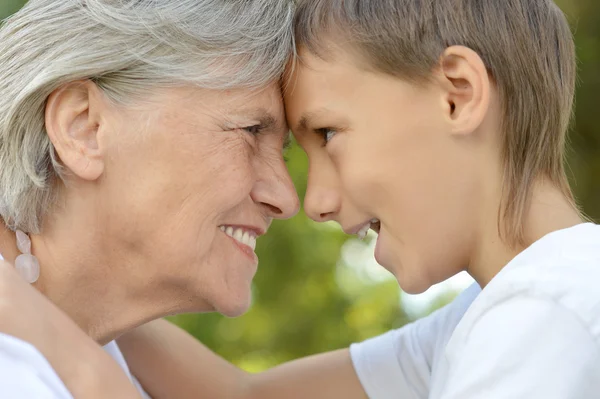 Grootmoeder met haar kleinzoon — Stockfoto