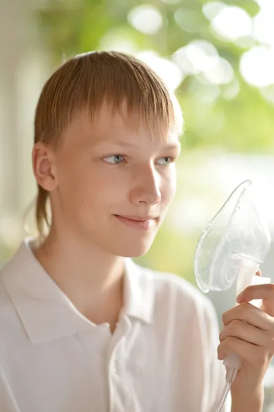 Ragazzino con inalatore — Foto Stock