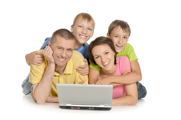 Familie met laptop — Stockfoto