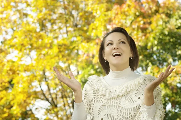 Bella giovane donna autunno parco — Foto Stock