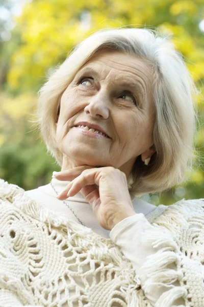 Senior vrouw op aard — Stockfoto