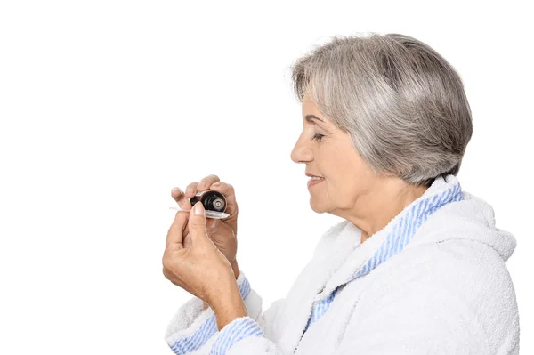 Oudere vrouw die medicijnen neemt — Stockfoto