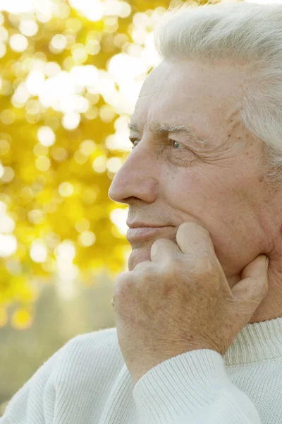 Gondolkodó idősebb ember — Stock Fotó