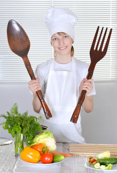 Unga kocken i köket — Stockfoto