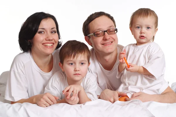 Bella famiglia caucasica felice di quattro persone — Foto Stock