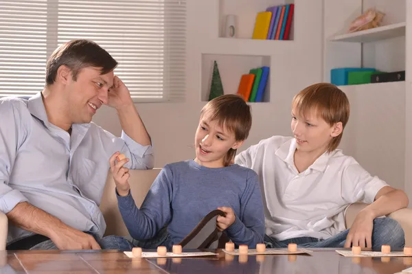 Padre con sus hijos — Foto de Stock