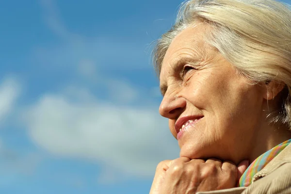 Vrouw poseren tegen de hemel — Stockfoto