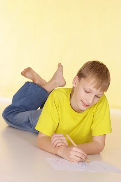 Söt pojke i en gul t-shirt — Stockfoto