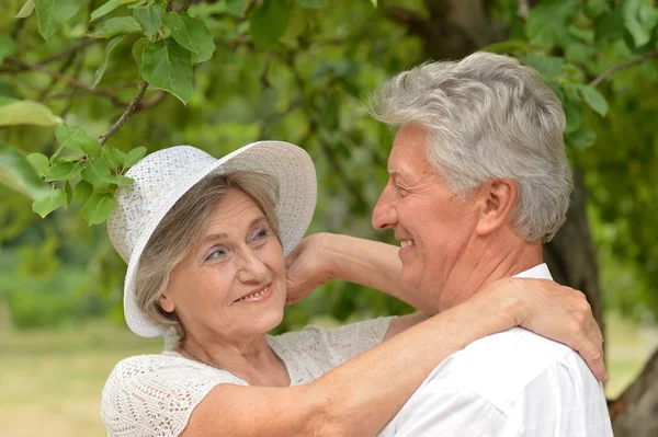 Gelukkig volwassen stel — Stockfoto