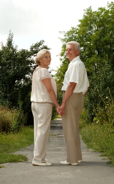 Playful elderly couple went in the park — Stock Photo, Image